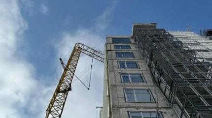 Башенный кран сломало пополам возле ЖК в Астане