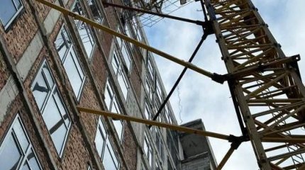 Астанада мұнара краны құлады