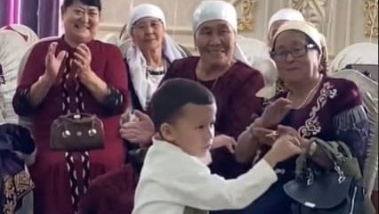 "Пацан танцует, деньги капают": актюбинец прославился на весь мир в ТикТоке