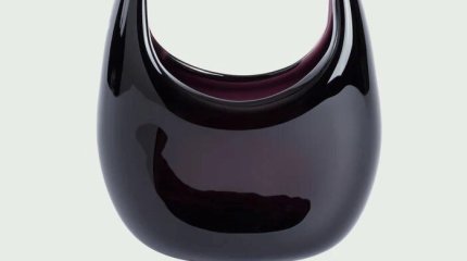 Құны 20 млн теңге: метеориттен жасалған сөмке сатылымға шықты