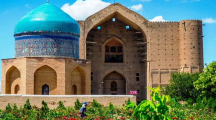 Қожа Ахмет Яссауи кесенесіне барған туристердің басына сылақ түсіп кетуі мүмкін – Мақсат Толықбай