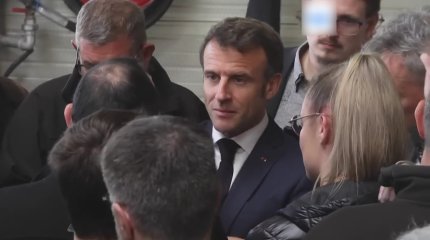 Франция Президентіне тұрғындар жұмыртқа лақтырды