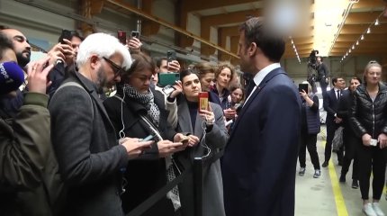 Во французского президента запустили яйцом