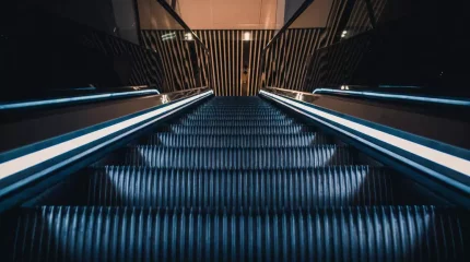 Көкшетауда эскалаторға аяғын қысып алған әйел бес башпайынан айырылды