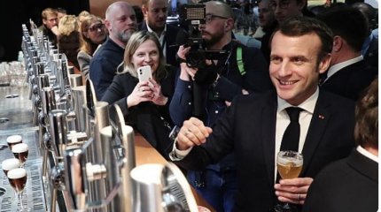 Макрон выпил пиво в кафе на юге Франции: рейтинг заведения обвалился