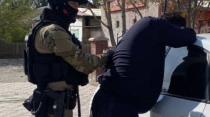 Вооруженный рэкет: ОПГ вымогали юани у бизнесмена в Жетысу