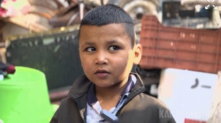 Шестилетний мальчик собирает бутылки в Бишкеке и помогает семье