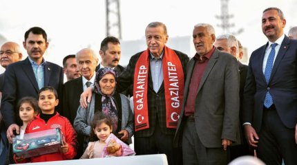 Ердоған жойқын зілзаладан баспанасыз қалғандарға жаңа үйдің кілтін табыстады