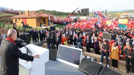 Түркияда жойқын жер сілкінісінен зардап шеккендерге үй беріле бастады
