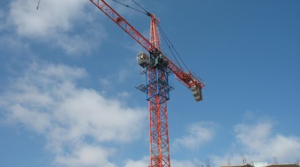 Мужчина залез на башенный кран в Астане и грозится самоподжогом