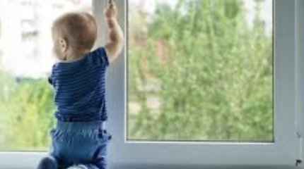 6 детей выпали из окон за неделю в Казахстане