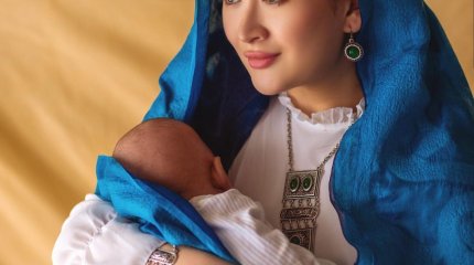 Ақерке Бүркітбайдың ұлымен түскен суреті желі қолданушыларын сүйсінтті