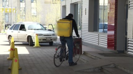 С 1 июля казахстанские курьеры и таксисты будут платить налоги