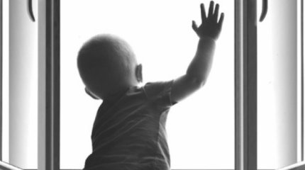 Годовалый ребенок выпал из окна многоэтажки в Костанае