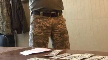 Сотрудника военкомата в ЗКО подозревают во взятке