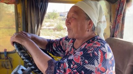 "Келинка-трактористка": 60-летняя женщина прославилась в Арыси благодаря своей профессии