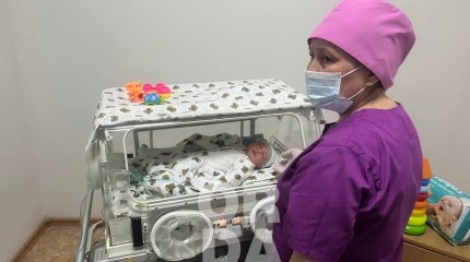 Ребенка нашли в мусорном баке в Уральске: малыша берет под опеку бабушка