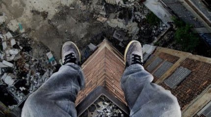 Не платили зарплату, выселили с квартиры: строитель пытался спрыгнуть с 14 этажа в столице