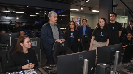 Мемлекет басшысы бес тілде хабар тарататын Jibek Joly телеарнасына барды