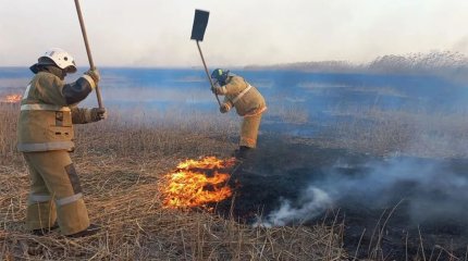 Атырау облысында кеше басталған қамыс өрті әлі сөндіріліп жатыр