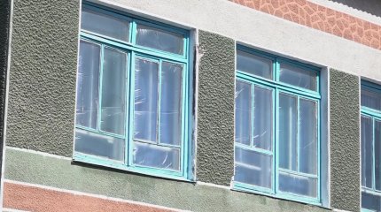 Павлодар облысында ауыл мектебі терезесін целлофанмен жауып қойған