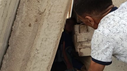 Ребенок застрял между плитами в заброшенном здании в Жамбылской области