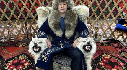 Шавкату Рахмонову подарили трон из волчьей шкуры