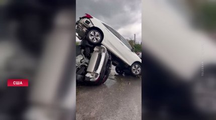 Во Флориде торнадо повалило деревья и перевернуло машины