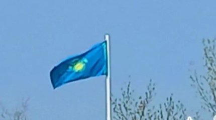 Перевернутый флаг Казахстана заметили на площади в Астане