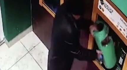 Пьяный акмолинец пытался вскрыть банкоматы урной
