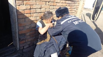Женщина с младенцем едва не погибли под завалами собственного дома в Семее