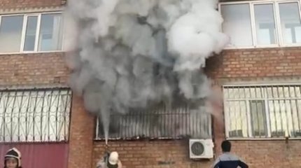 15 человек эвакуировали из-за сильного пожара в многоэтажке Усть-Каменогорска
