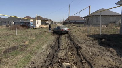 Новостройки утопают в грязи и талых водах в крупном селе Алматинской области