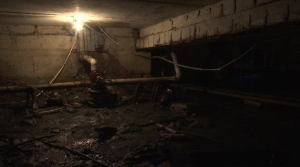 «Маса мен сұр тышқан»: Қарағандыда еріген қар мен суағарлардан аққан лай су көпқабатты үйдің жертөлесіне жиналып, қиындық туғызуда