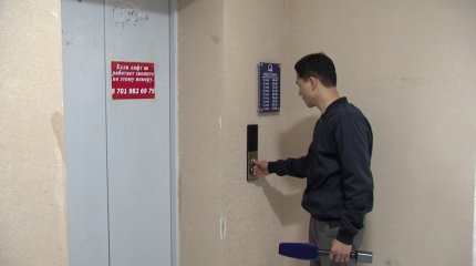 Елордадағы көпқабатты үйдің жедел сатысы дұрыс жұмыс істемей, ішінде балалар қалып қойды