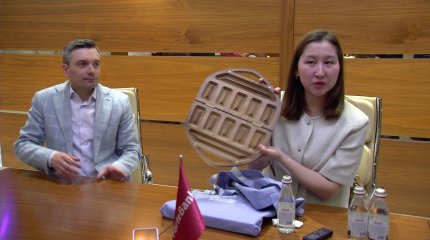 Казахстанка заинтересовала Louis Vuitton сумкой в виде юрты