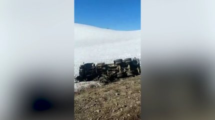 Серная кислота вылилась на дорогу при аварии в ВКО