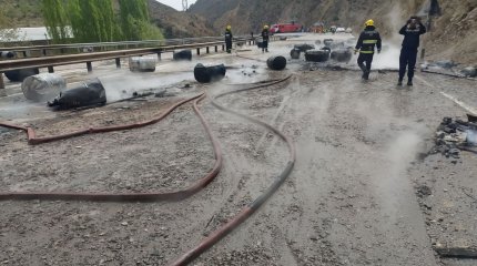 Жуткая смерть: грузовик с краской взорвался на трассе в Узбекистане