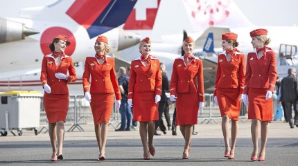 Авиакомпанию оштрафовали за требование к стюардессам носить макияж и высокие каблуки
