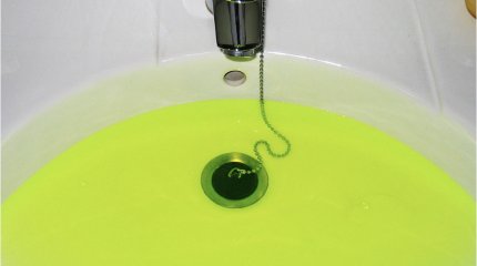 Зеленая вода в кране: астанчан попросили немедленно звонить в 109