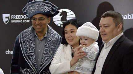 Үндістаннан келген танымал шахматшы астаналық бүлдіршіннің тұсауын кесті