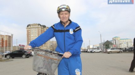 Раньше колесил по стране на поезде, теперь - на велосипеде: 68-летний актюбинец осуществил давнюю мечту