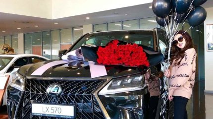 Ерке Есмахан қайын атасына су жаңа көлік мінгізді