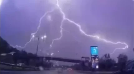 Алматыдағы Көктөбе телемұнарасына найзағай түсті