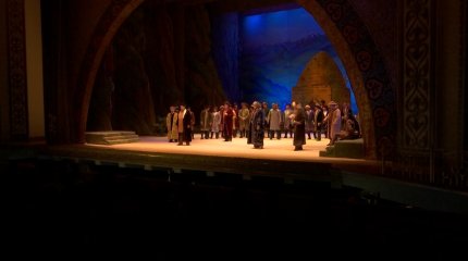 Алматыда қарттар мен көпбалалы отбасылар "Абай "операсын тамашалады