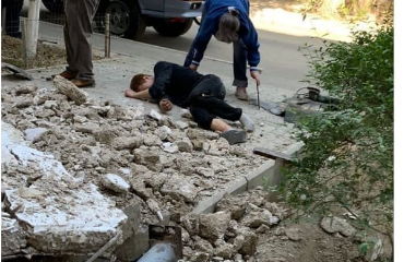 Козырек подъезда упал в Актау: один человек погиб и двое пострадали