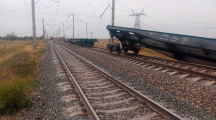 Шымкентте пойыз темір жолдан шығып кеткен