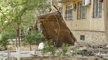 Козырек обрушился в жилом доме в Актау: погибший работал в КСК сантехником