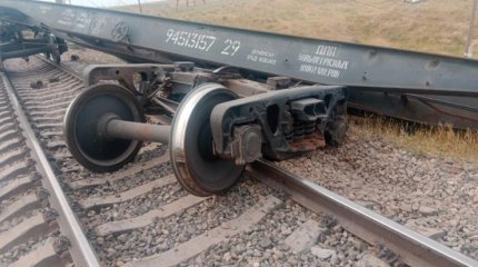 Шымкентте жүк пойызының 18 вагоны аударылып кетті