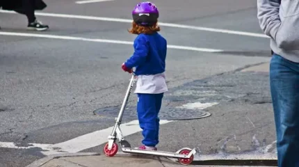 Балқашта самокат теуіп келе жатқан 8 жастағы баланы көлік қағып кетті